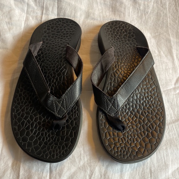 Chaco Flip Flops Womens 7 Eco Tread Black Leather Rubber Summer Beach Resort EUC - Picture 2 of 10